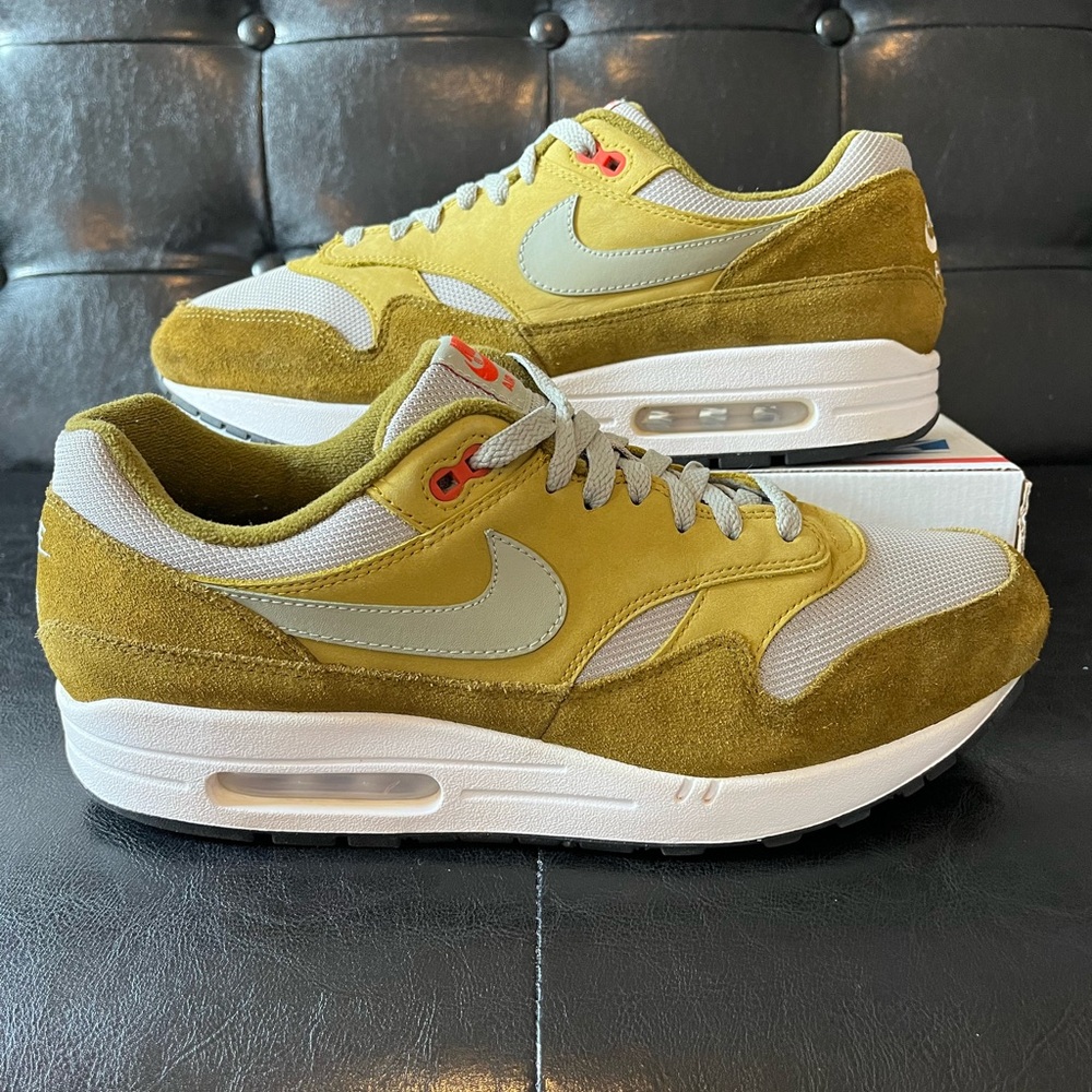 Nike Men's Sneakers in Olive and Gray
